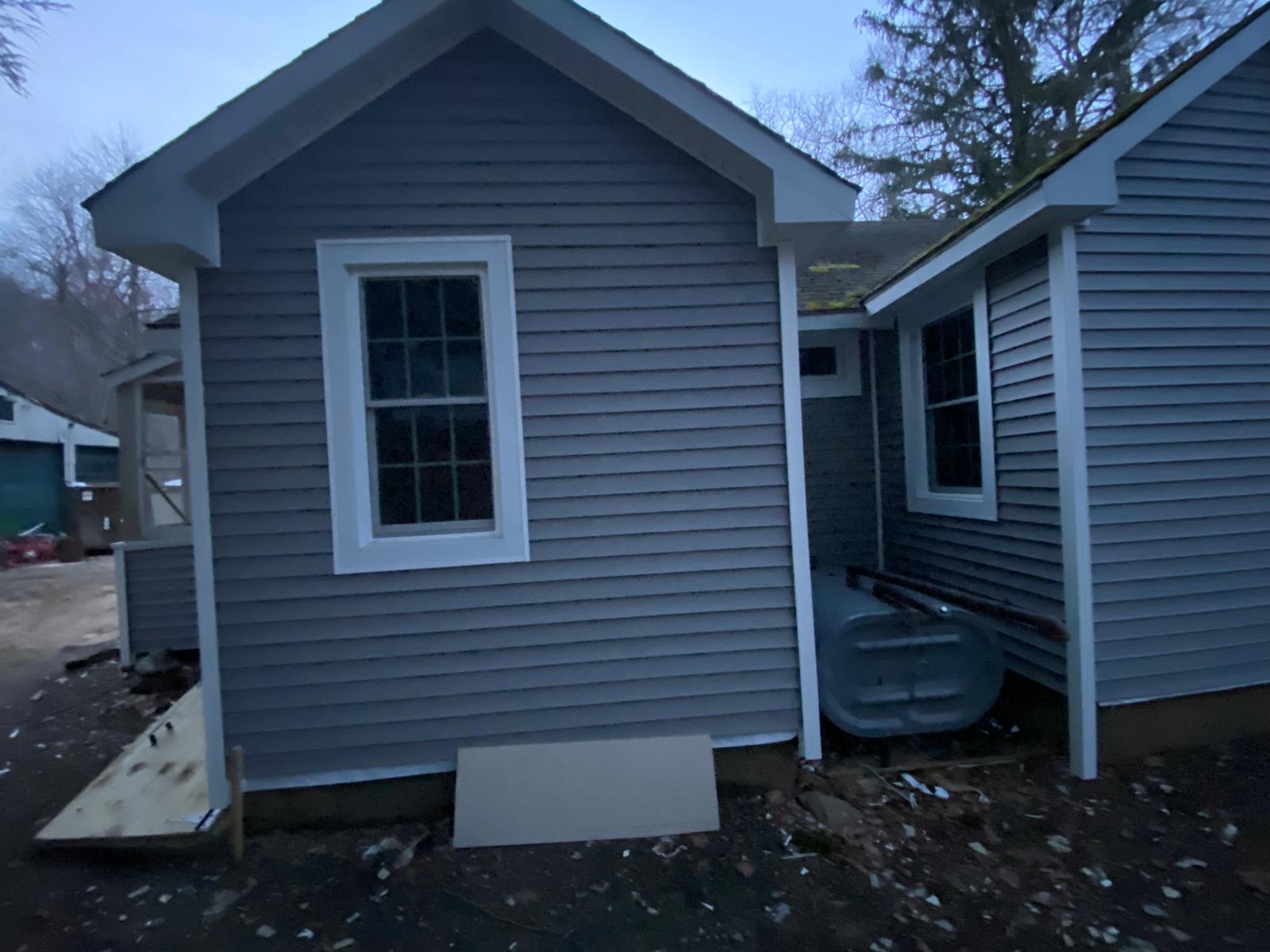 Finished exterior siding, corner detail by Rome Leite Home Improvement